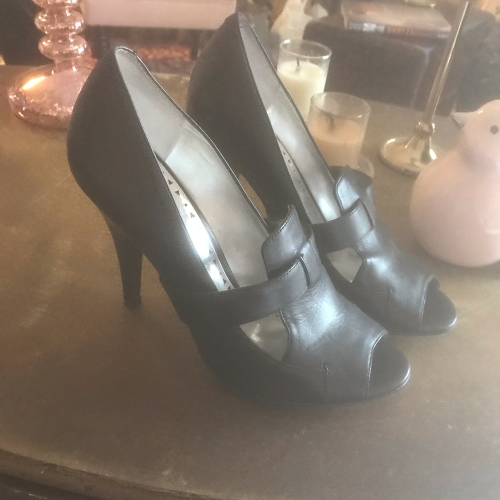 Leather black pumps
